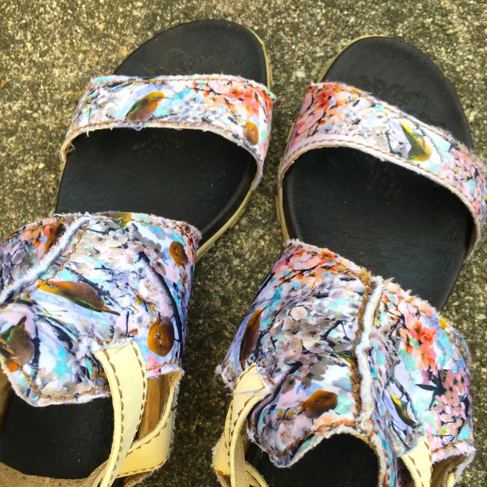 Rover's Floral Bird Print Leather Sandals